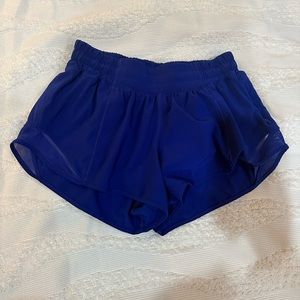 Lululemon Hotty Hot short (2.5 inseam) size 6 in color Jet Stream. EUC